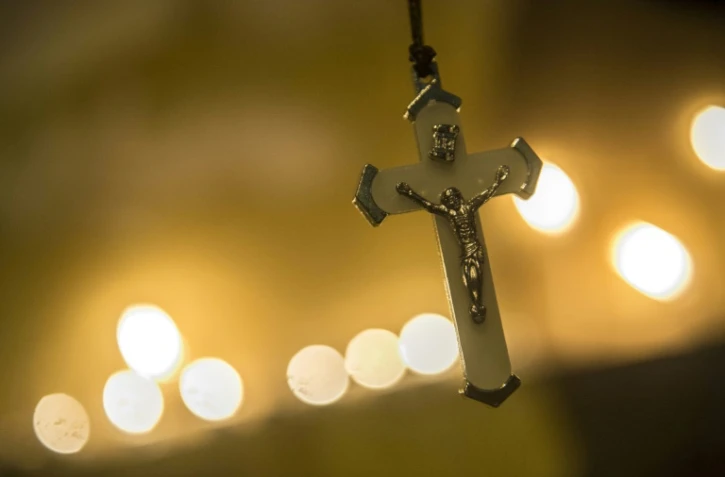 Un Christ en croix le 17 décembre 2016 pendant une veillée de prière dans l'église copte Saint-Pierre et Saint-Paul au Caire, à la mémoire des 28 personnes tuées quelques jours plus tôt dans un attentat