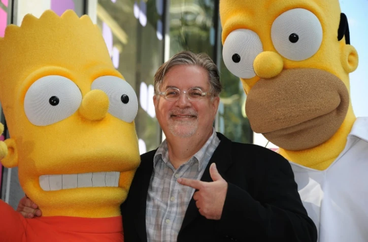 Le créateur des Simpsons, Matt Groening entouré des personnages de Bart et Homer sur le Hollywood Walk of Fame, le 14 février 2012 à Los Angeles