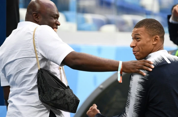L'attaquant français Kylian Mbappé (d) et son papa Wilfried après le quart de finale contre l'Uruguay, le 6 juillet 2018 à Nijni Novgorod 