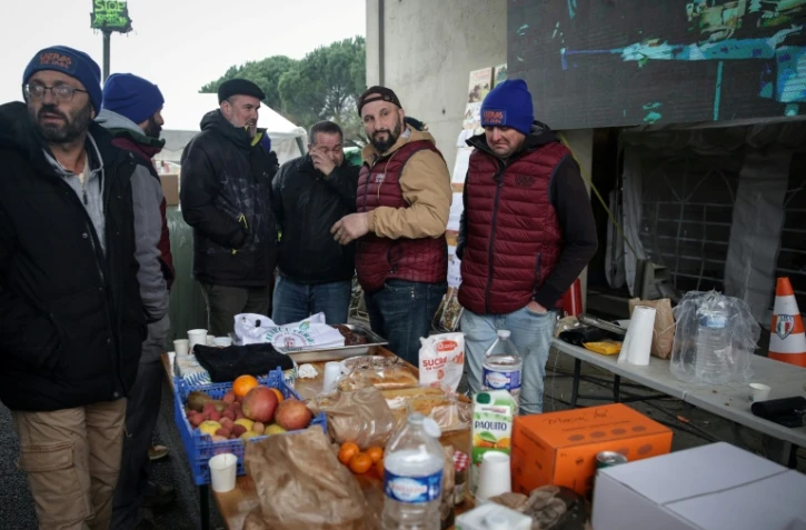 Jérôme Bayle (2e à partir de la droite), figure de la contestation, en compagnie d'agriculteurs, à Carbonne, le 22 décembre 2025