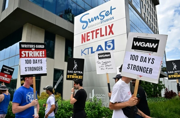Des membres du syndicat des scénaristes et de celui des acteurs manifestent devant les bureaux de Netflix à Los Angeles, le 9 août 2023, au 100e jour de leur grève