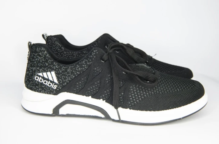 Des imitations de tennis Adidas vendues en Chine sous la marque "Ababis", le 6 novembre 2018
