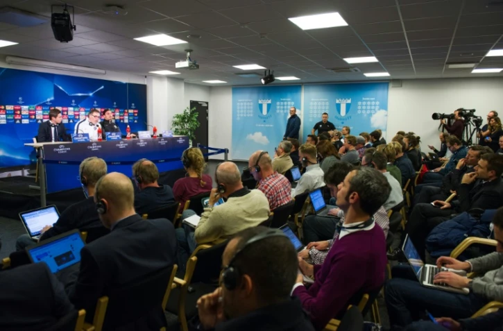 L'entraîneur du PSG, Laurent Blanc (c) et son attaquant Zlatan Ibrahimovic (d) en conférence de presse, le 24 novembre 2015 à Malmö