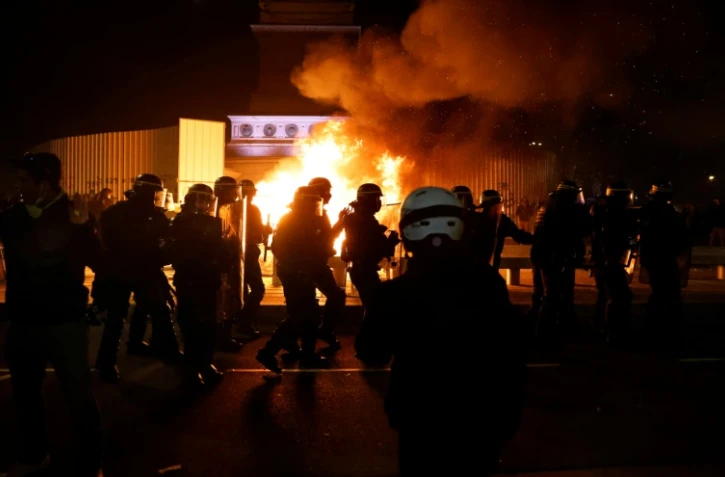 Heurts entre policiers et manifestants lors d'une manifestation contre le projet de loi "sécurité globale", le 28 novembre 2020 à Paris