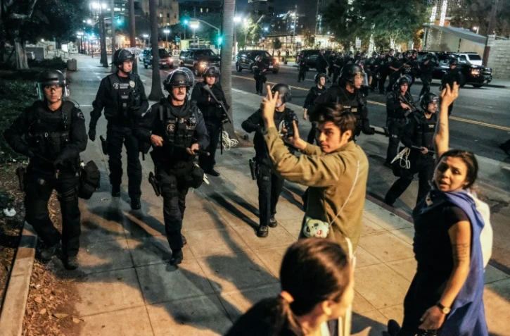 Policiers anti-émeutes face aux manifestants anti-Trump le 13 novembre 2016 à Los Angeles