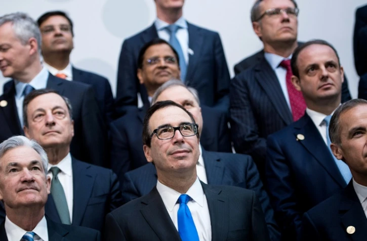 Le ministre américain des Finances Steven Mnuchin (C) lors d'une photo prise à l'occasion des réunions du FMI et du G-20, le 20 avril 2018 à Washington
