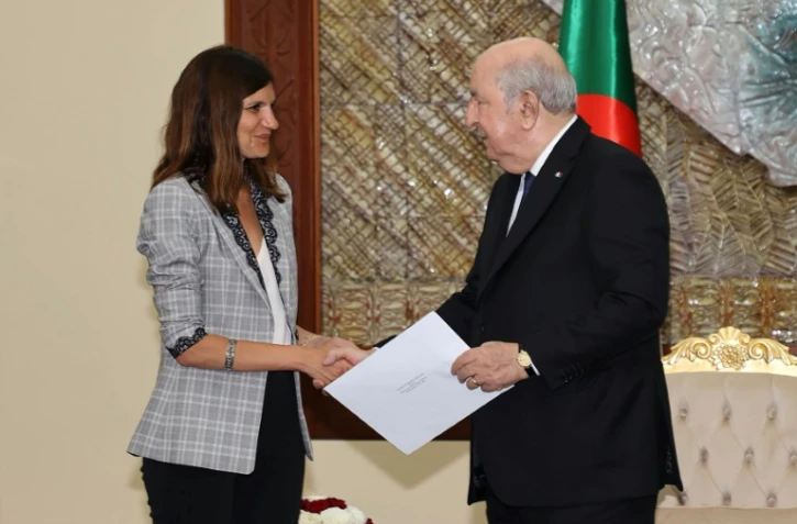 Photo prise sur la page Facebook de la présidence algérienne montrant le président algérien, Abdelmadjid Tebboune (D), serrer la main à la ministre française déléguée aux Armées, Alice Rufo, à Alger, le 9 mai 2026