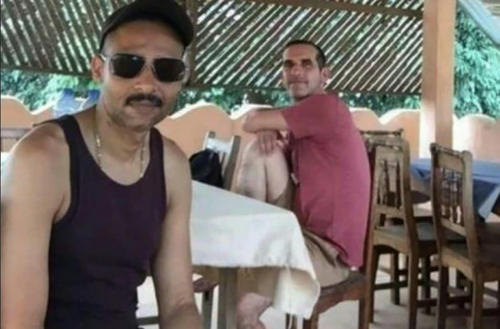 Photo non datée des deux ex-otages français Laurent Lassimouillas (G) et Patrick Picque, dans un lieu non déterminé, obtenue le 10 mai 2019