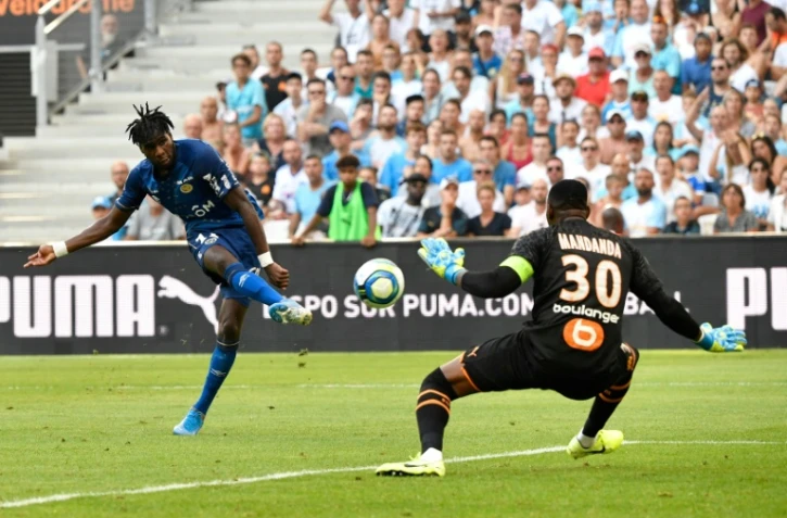 L'attaquant de Reims Boulaye Dia marque face au gardien de l'OM Steve Mandanda, le 10 août 2019 au Vélodrome