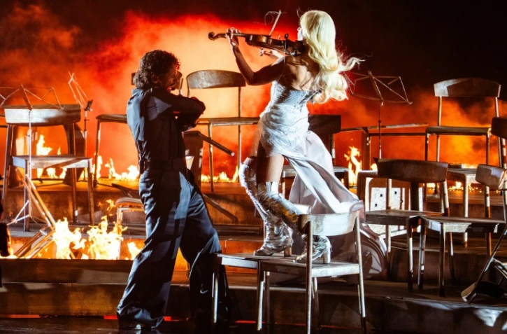 Le duo finlandais  Linda Lampenius et Pete Parkkonen, sur la scène de l'Eurovision, lors de la première demi-finale le 12 mai 2026 dans la  Stadthalle de Vienne