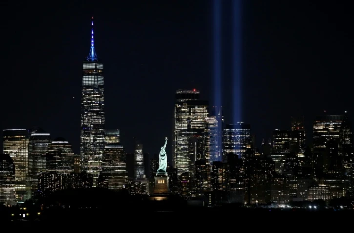 Deux faisceaux de lumière s'élèvent dans le ciel pour symboliser les tours jumelles dans le sud de Manhattan, à New York, le 11 septembre 2024