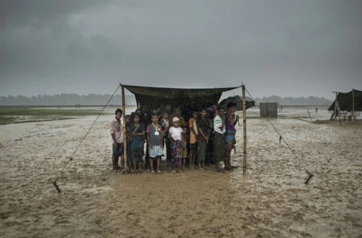 Des réfugiés rohingyas s'abritent de la pluie dans le camp  de Nayapara, au Bangladesh, le 6 octobre 2017