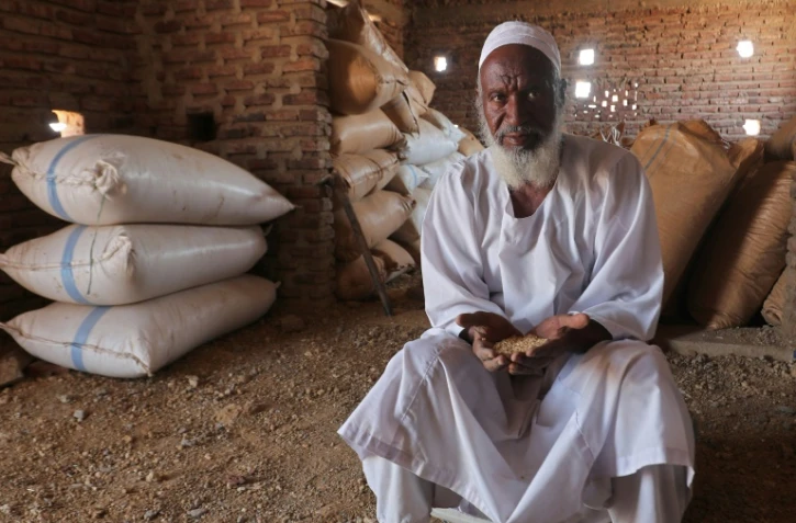L'agriculteur Modawi Ahmed, dans une grange où est stocké du blé, le 28 mai 2022 à al-Laota, au sud-ouest de Khartoum, au Soudan 