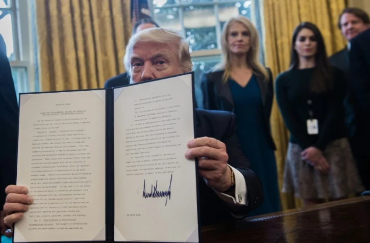 Donald Trump a signé une série de décrets le 24 janvier 2017 pour redonner vie au projet du gigantesque oléoduc Keystone XL reliant le Canada aux États-Unis et à l'oléoduc de la compagnie Energy Transfer Partners dans le Dakota du Nord