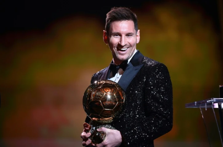 L'attaquant argentin du Paris Saint-Germain Lionel Messi pose avec le Ballon d'Or, le 7e de sa carrière, lors de la cérémonie du Ballon d'Or France Football, le 29 novembre 2021 au Théâtre du Châtelet à Paris