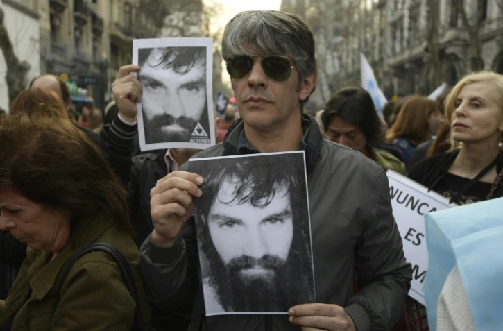 L'acteur argentin Pablo Echarry manifeste avec un portrait de Santiago Maldonado porté disparu le 1er août 2017, à Buenos Aires le 1er septembre 2017
