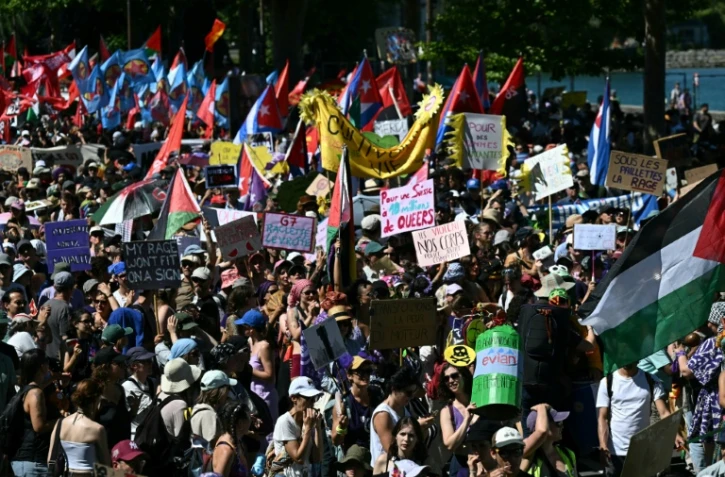Des manifestants participent à un rassemblement de la coalition "Non au G7", le 14 juin 2026 à Genève, en Suisse, à la veille du début du sommet du G7 à Evian, en France