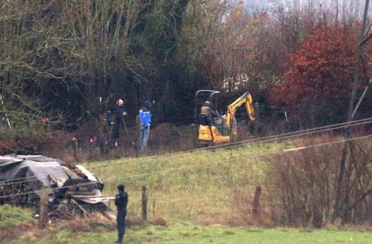 Des gendarmes fouillent un terrain ayant appartenu au tueur en série Michel Fourniret, le 17 décembre à Floing, près de Sedan