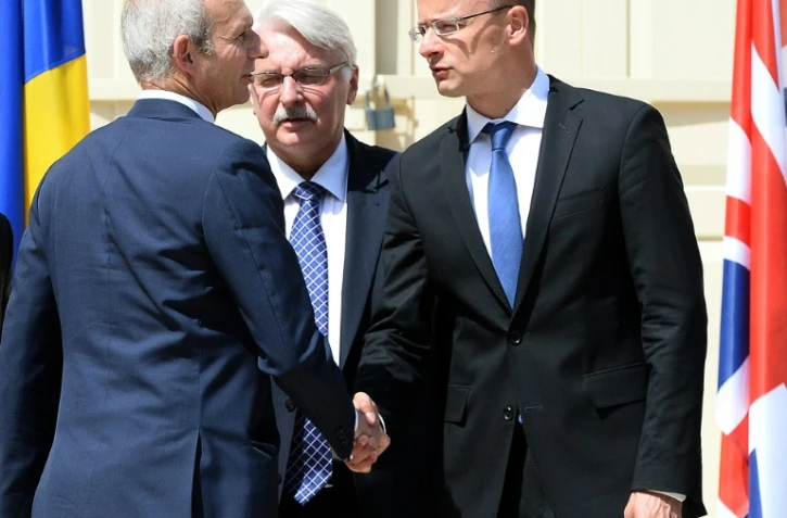 Le ministre britannique des Affaires européennes David Lidington (g) salue ses homologues hongrois et polonais à Varsovie le 27 juin 2016