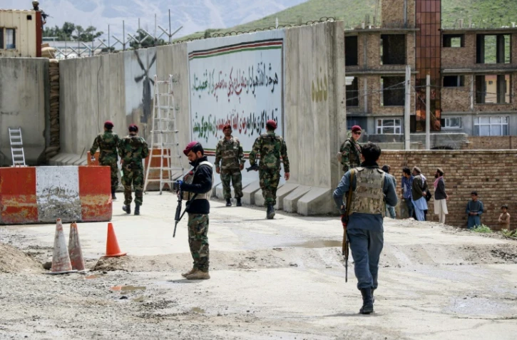 Des membres des forces de sécurité afghanes sur les lieux d'une attaque à la bombe, le 29 avril 2020 à Kaboul