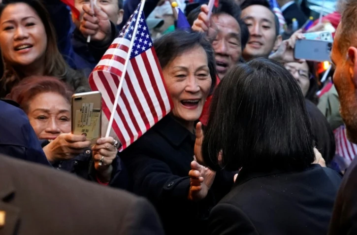 La présidente taïwanaise Tsai Ing-wen  (c) arrive à son hôtel, le 29 mars 2023 à New York, lors d'un déplacement aux Etats-Unis