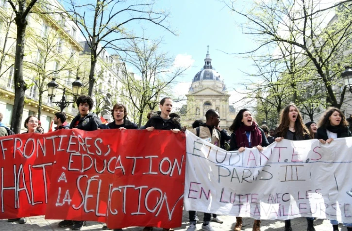 Des étudiants manifestent contre la réforme de l'accès à l'enseignement supérieur, le 10 avril 2018 devant la Sorbonne, à Paris