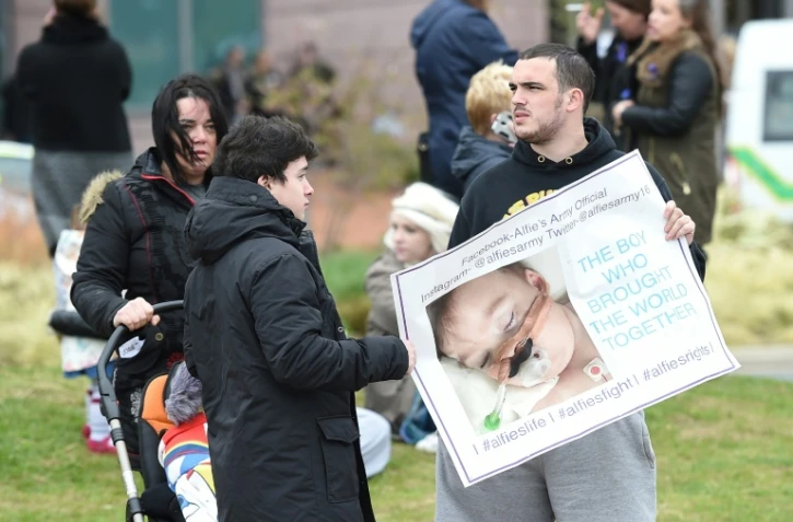 Des soutiens de la famille du petit Alfie devant l'hôpital pour enfants Alder Hey à Liverpool dans le nord-ouest de l'Angleterre, le 23 avril 2018