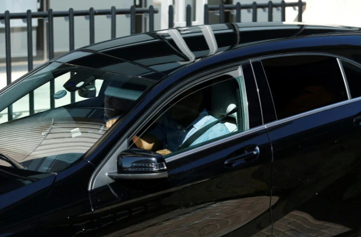 Une voiture aux vitres tintées dépose Cristiano Ronaldo au tribunal de Pozuelo de Alarcon, en banlieue de Madrid, le 31 juillet 2017 