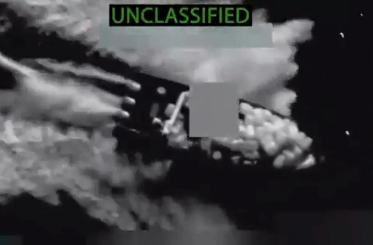 Image tirée d'une vidéo publiée par le secrétaire américain à la Défense Pete Hegseth sur son compte X, le 28 octobre 2025, montrant ce qu'il dit être l'un des quatre bateaux présumés de trafic de drogue dans l'océan Pacifique oriental détruit lors de frappes américaines