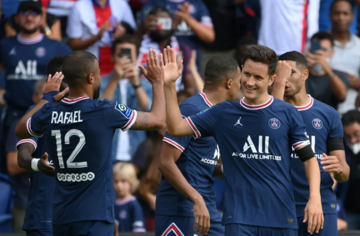 La joie du milieu de terrain du Paris Saint-Germain, l'Espagnol Ander Herrera (d), après avoir marqué son 2e but face à Clermont, lors de leur match de Ligue 1, le 11 septembre 2021 au Parc des Princes