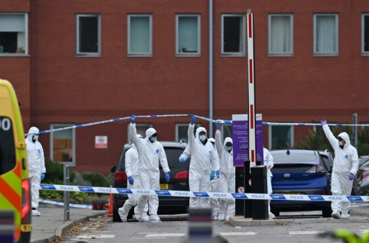 Des enquêteurs de la police le 15 novembre 2021 devant l'hôpital pour femmes de Liverpool en Grande-Bretagne au lendemain de l'explosion d'un taxi