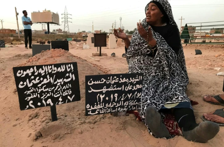 Khadom pleure sur la tombe de son fils tué dans la répression du mouvement de contestation, le 9 juillet 2019 à Khartoum, au Soudan