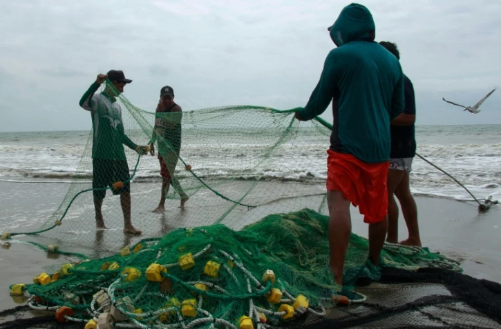 Des pêcheurs manipulent des filets à Santa Elena, en Equateur, le 18 septembre 2026 