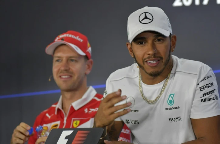 L'Allemand Sebastian Vettel (g) et le Britannique Lewis Hamilton lors d'une conférence de presse avant le GP d'Abou Dhabi, le 23 novembre 2017