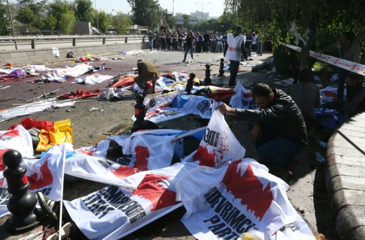 Des corps sans vie recouverts de bannières jonchent le sol le 10 octobre 2015 à Ankara après des attentats meurtriers