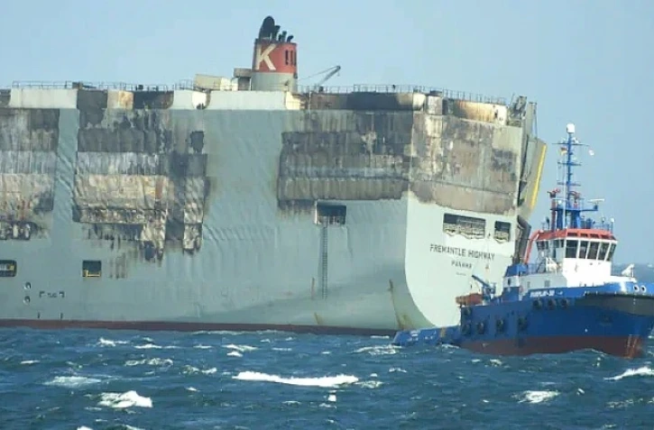 Le navire porte-voitures Fremantle Highway le 30 juillet 2023, dans une photo des garde-côtes néerlandais