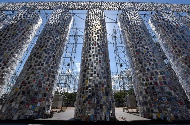 "Le Parthénon des livres" installation artistique dont les colonnes sont constituées de livres qui furent un jour interdits quelque part dans le monde à Cassel, en Allemagne, le 1er juin 2017