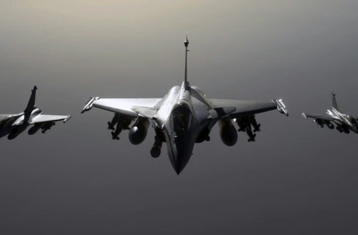 Trois avions français de défense Rafale volant le 27 septembre 2015 vers la Syrie
