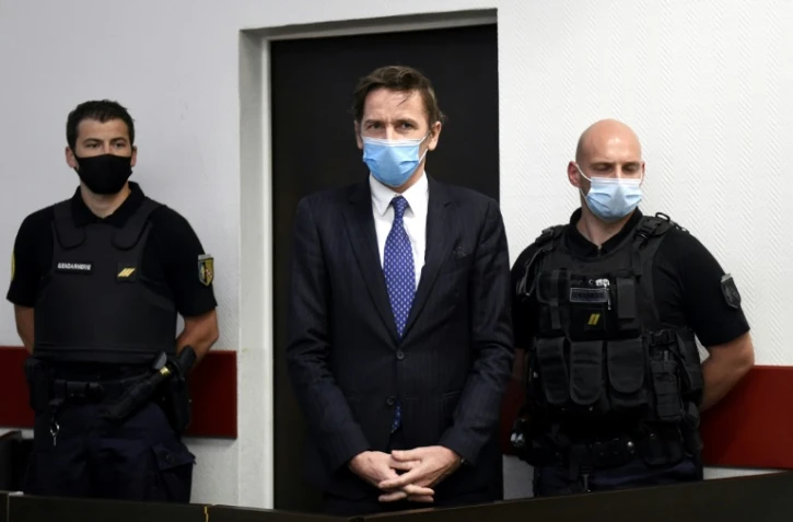 Remy Daillet (c) patiente avant son audience devant le juge des libertés et de la détention, le 16 juin 2021 à Nancy