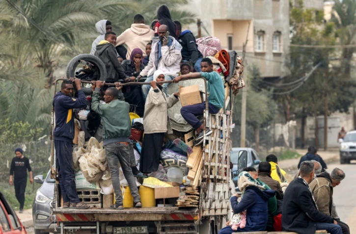 Des Palestiniens grimpés sur un camion fuient Rafah, dans le sud de la bande de Gaza, en direction du centre du territoire, le 13 février 2024