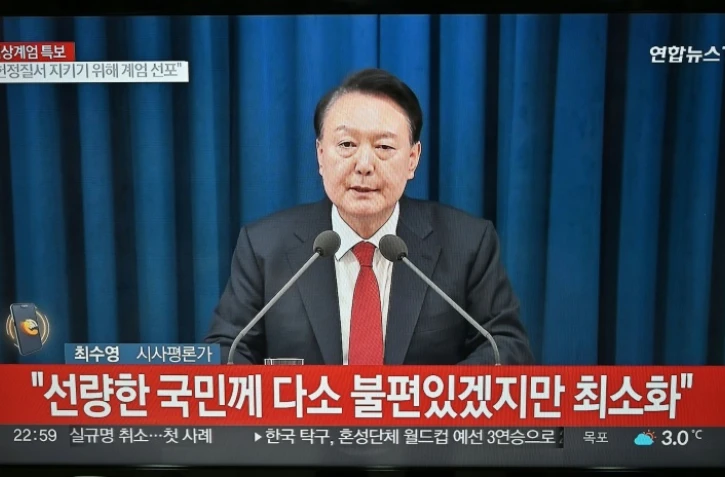 Dans une allocution télévisée à la nation, le président sud-coréen Yoon Suk Yeol impose la loi martiale, le 3 décembre 2024
