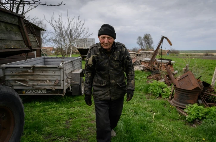 Vassili Kouchtch dans un champ du village de Mala Tokmachka près du front avec les forces russes, le 23 avril 2022 en Ukraine