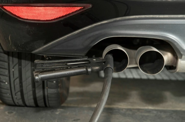 Un test d'émission réalisé sur une véhicule diesel Volkswagen, à Ludwigsburg, au sud-ouest de l'Allemagne, le 7 août 2017