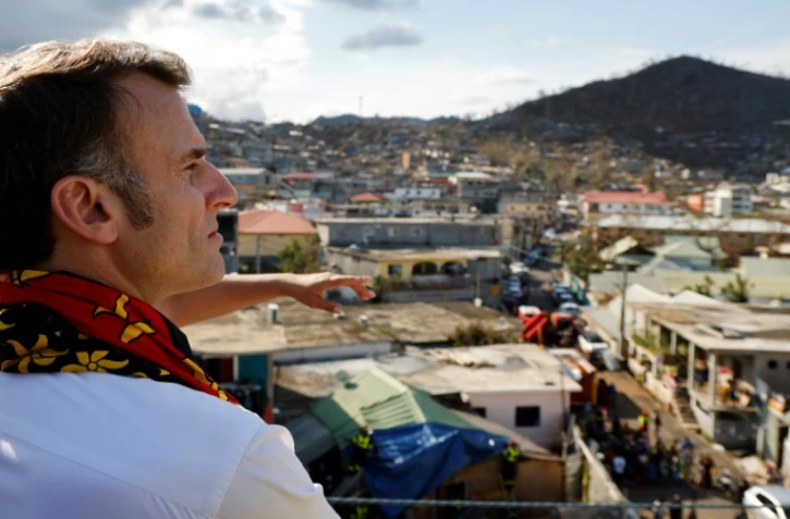 Emmanuel Macron dans le quartier de Kavani à Mamoudzou,  à Mayotte, le 19 décembre 2024, après le passage du cyclone Chido sur l'archipel