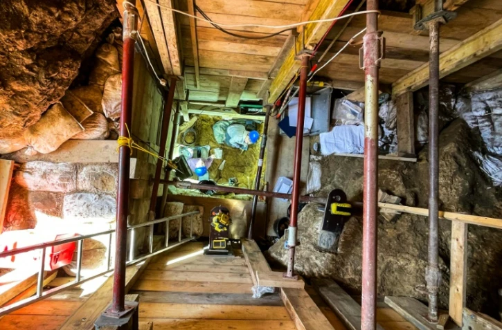 Photo diffusée le 31 janvier 2024 par l'Institut Max-Planck de Leipzig montrant un échafaudage érigé pour soutenir une tranchée lors de fouilles sur le site archéologique de Ranis, en Allemagne