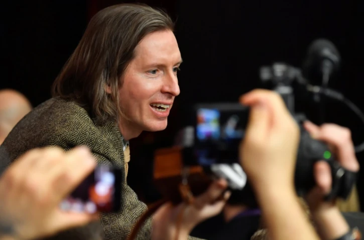 Le réalisateur américain Wes Anderson signe des autographes après une conférence de presse pour son nouveau long-métrage, "L'Ile aux chiens", qui ouvre la Berlinale, le 15 février 2018