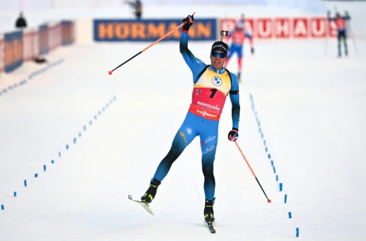 La joie du Français Quentin Fillon-Maillet, vainqueur de la poursuite de Ruhpolding, comptant pour la Coupe du monde de biathlon, le 16 janvier 2022