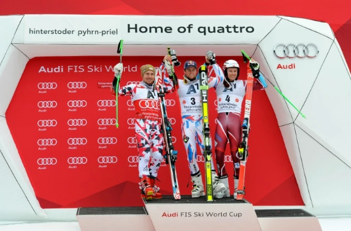 Alexis Pinturault (c) fête sur le podium sa seconde victoire en 3 jours en slalom géant à Hinterstoder en Autriche, le 28 février 2016