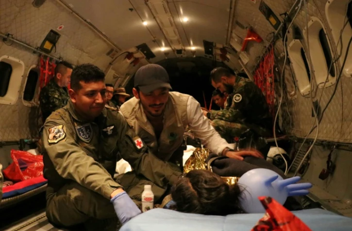 Les enfants rescapés de la jungle colombienne sont évacués par un avion sanitaire de l'armée colombienne, le 9 juin 2023