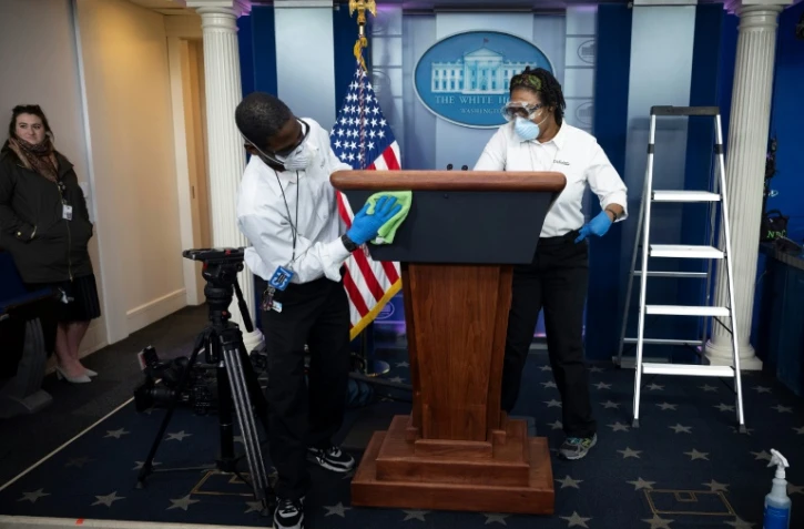 Nettoyage du podium de la salle de presse de la Maison Blanche